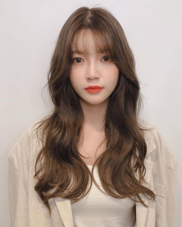 Tại Hàn Quốc rất hot kiểu tóc layer dài kết hợp mái thưaTại Hàn Quốc rất hot kiểu tóc layer dài kết hợp mái thưa